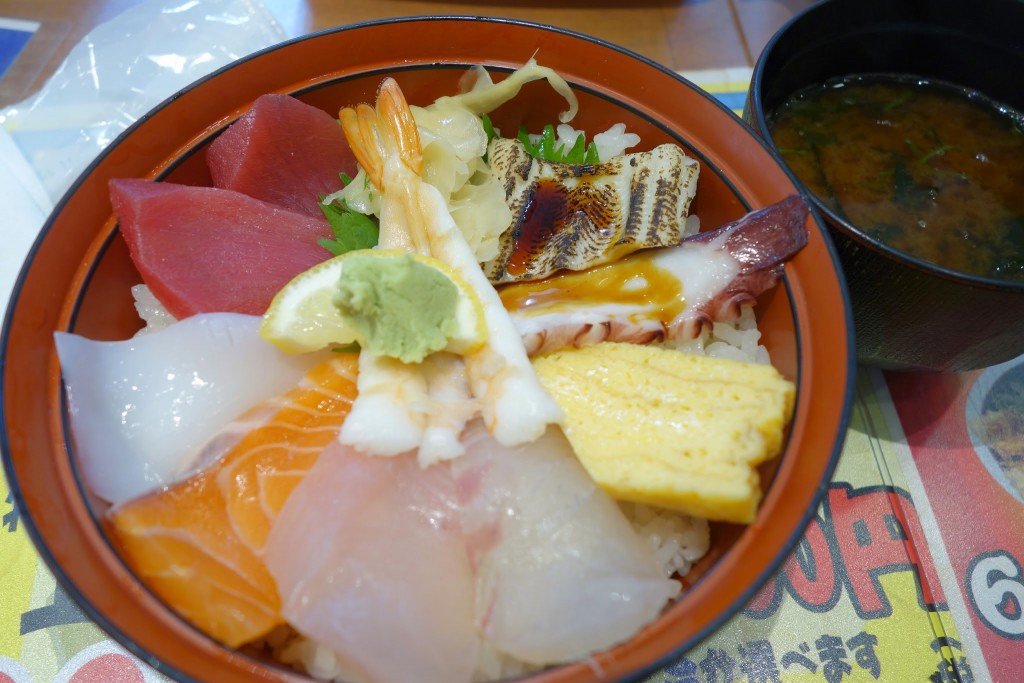 名谷パティオのえびす丼についてる赤だしがプラス100円で巨大あら汁に大化け