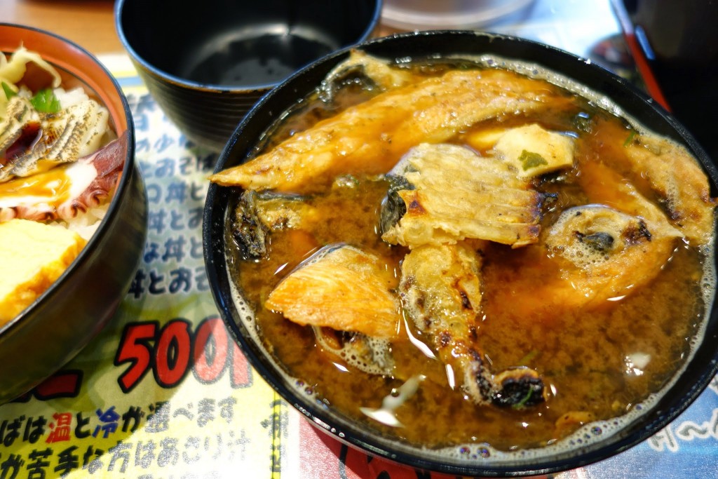 名谷パティオのえびす丼についてる赤だしがプラス100円で巨大あら汁に大化け