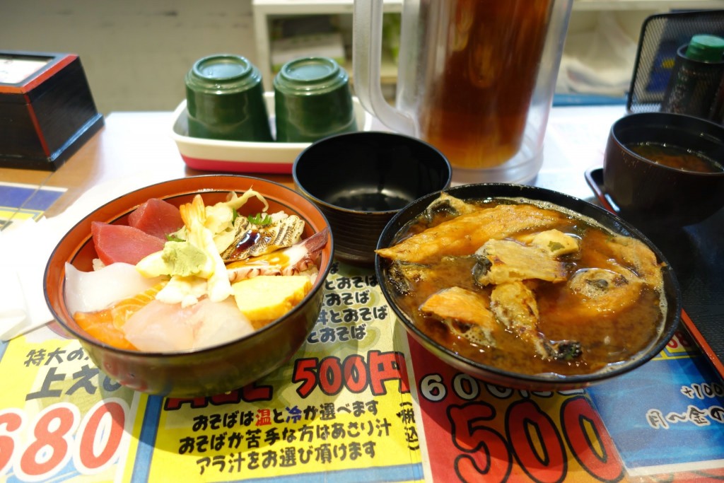 名谷パティオのえびす丼についてる赤だしがプラス100円で巨大あら汁に大化け