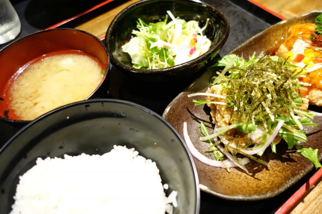 三宮のランチで鶏が食べたいならやえもんもオススメです