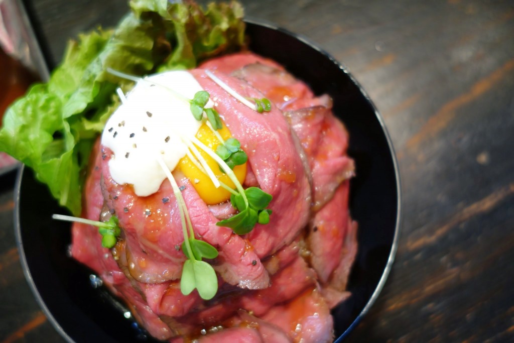 噂のレッドロックで人気メニュー「ローストビーフ丼」を食べてきたのでレビューする