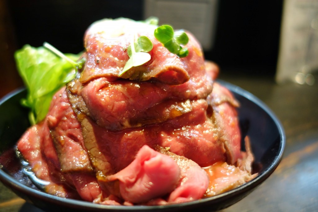 噂のレッドロックで人気メニュー「ローストビーフ丼」を食べてきたのでレビューする