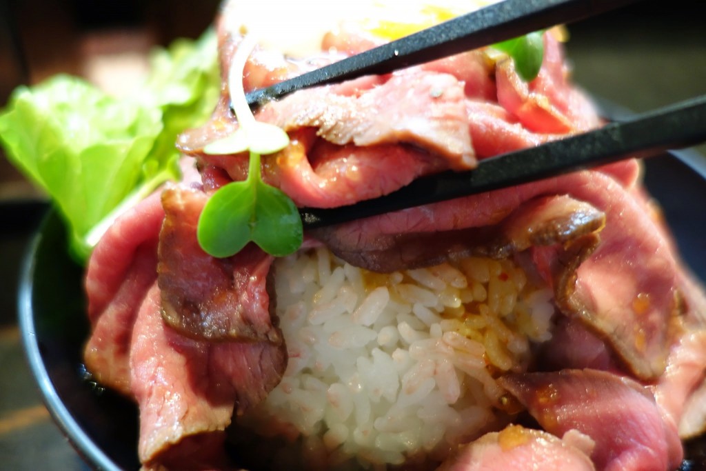 噂のレッドロックで人気メニュー「ローストビーフ丼」を食べてきたのでレビューする