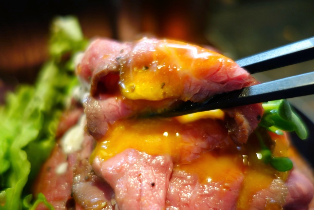 噂のレッドロックで人気メニュー「ローストビーフ丼」を食べてきたのでレビューする